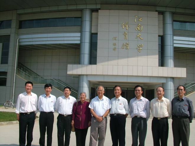 悼念何振梁先生