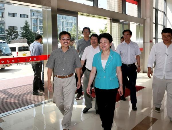 江苏省委常委、无锡市委书记黄莉新来校慰问教师代表