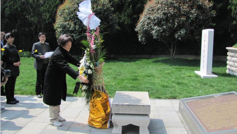 江大师生祭扫荣毅仁墓地