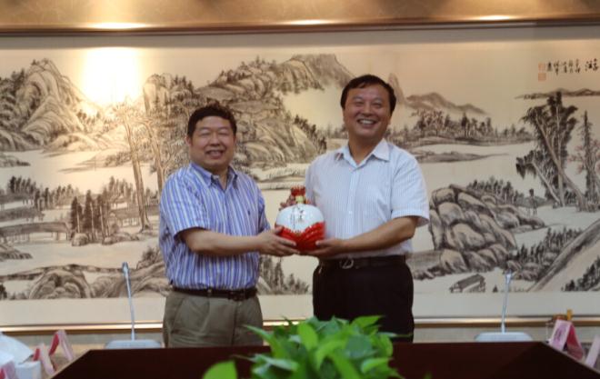 今世缘酒业股份有限公司董事长周素明一行莅临我校考察交流