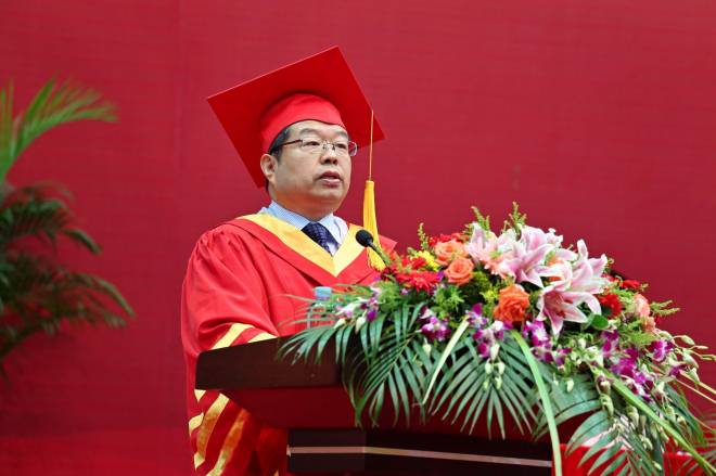 用青春拥抱美好未来——我校隆重举行2015届毕业典礼暨学位授予仪式