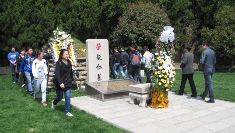 江大师生祭扫荣毅仁墓地
