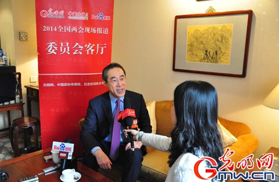 唐英年出席第十二届全国政协会议并接受记者采访