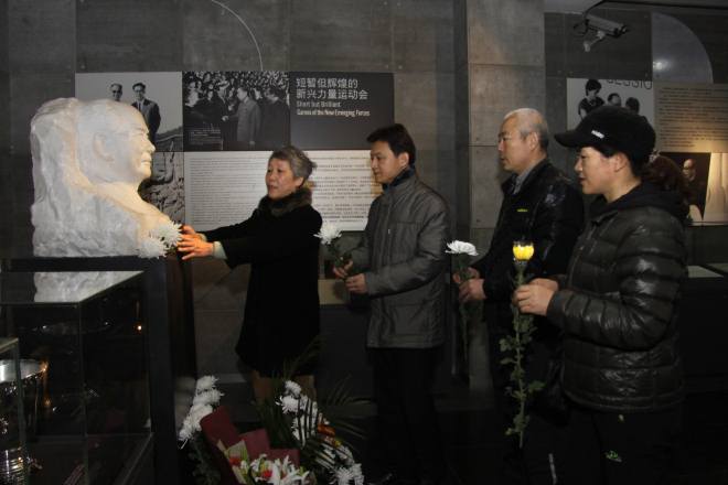 悼念何振梁先生