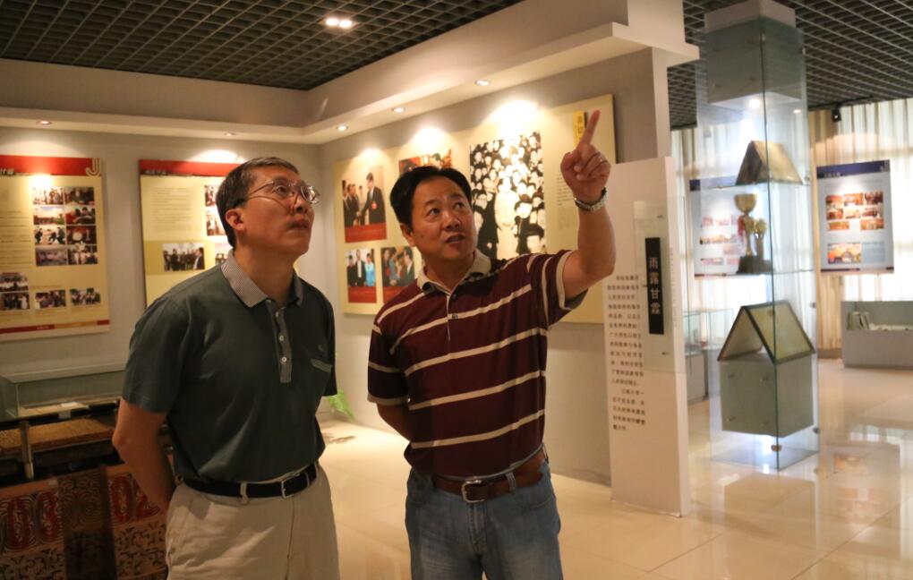 中信咨询副总经理车耳来校洽谈合作