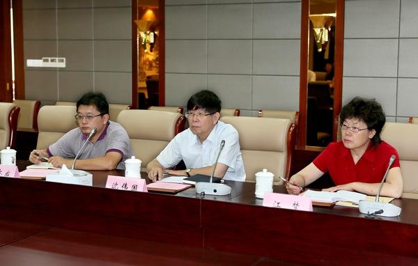 我校举行党的群众路线教育实践活动校领导集中学习交流会