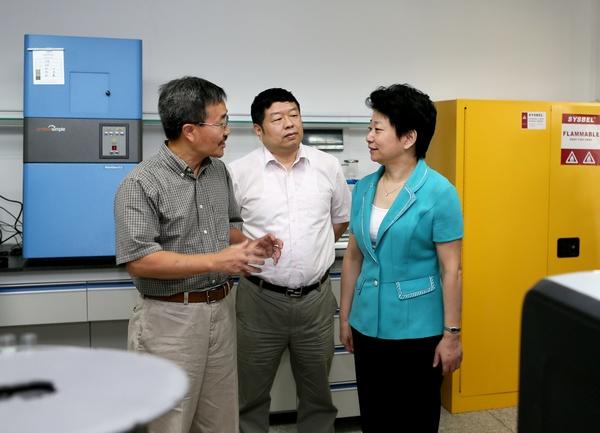 江苏省委常委、无锡市委书记黄莉新来校慰问教师代表