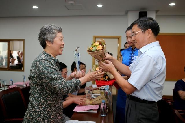 我校召开第30个教师节庆祝表彰大会暨立德树人研讨会