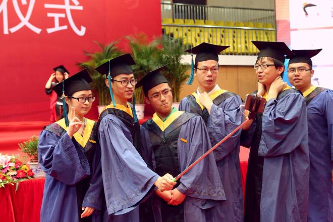 用青春拥抱美好未来——我校隆重举行2015届毕业典礼暨学位授予仪式