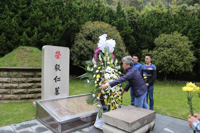 我校师生祭扫荣毅仁及夫人杨鉴清墓地