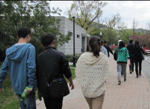 教育发展基金会社资处党支部与物联网11党支部开展环蠡湖徒步活动