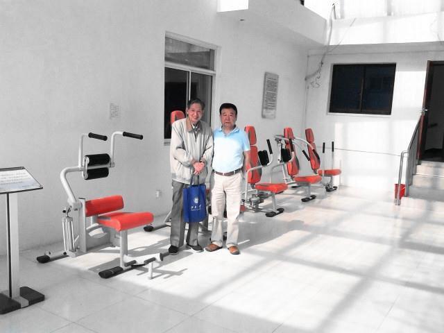 校友朱明龙先生参观学校离退休人员活动中心