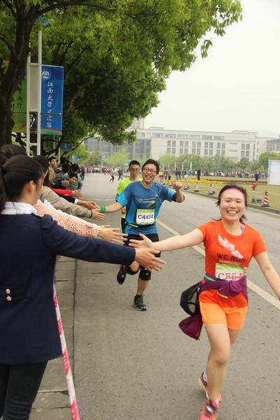 最美丽的校园、最热情的观众、最贴心的服务——2014无锡国际马拉松赛途经我校