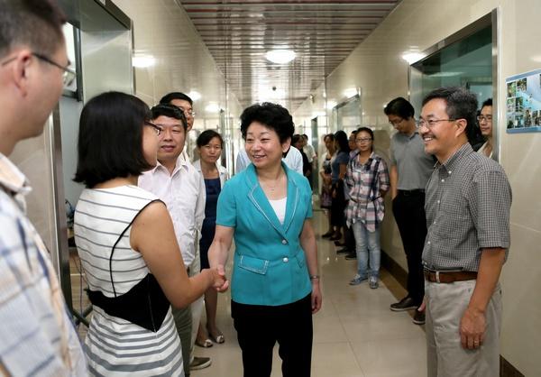 江苏省委常委、无锡市委书记黄莉新来校慰问教师代表