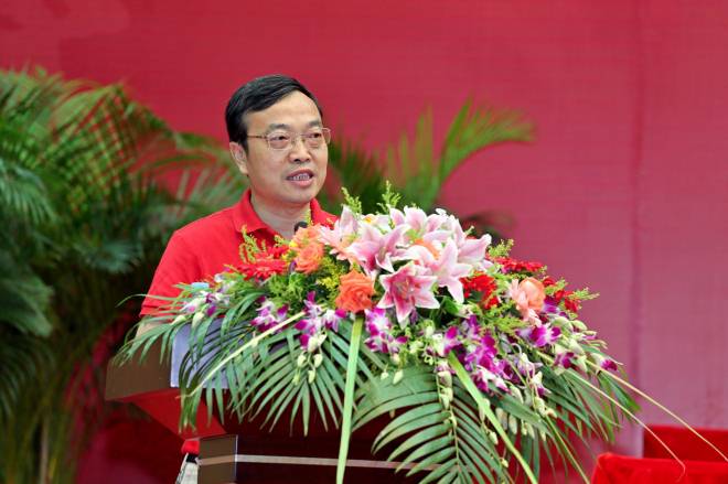 用青春拥抱美好未来——我校隆重举行2015届毕业典礼暨学位授予仪式