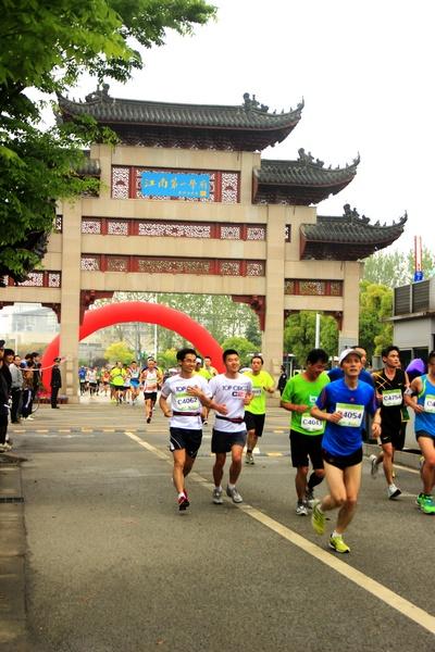 最美丽的校园、最热情的观众、最贴心的服务——2014无锡国际马拉松赛途经我校