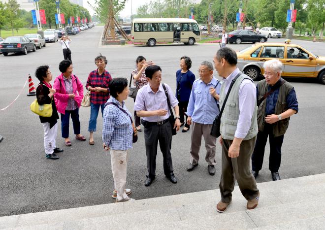 同窗50年，缘聚江南，情洒江南-记油653班校友回母校