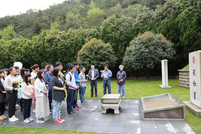 我校师生祭扫荣毅仁及夫人杨鉴清墓地