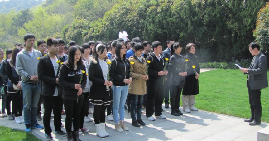 江大师生祭扫荣毅仁墓地