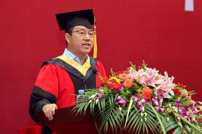 用青春拥抱美好未来——我校隆重举行2015届毕业典礼暨学位授予仪式