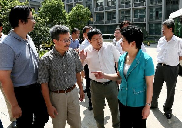 江苏省委常委、无锡市委书记黄莉新来校慰问教师代表