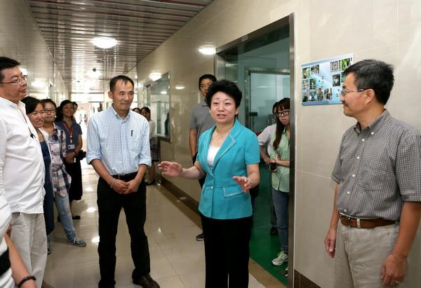 江苏省委常委、无锡市委书记黄莉新来校慰问教师代表