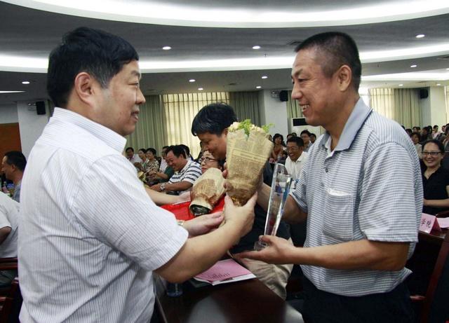 我校召开第30个教师节庆祝表彰大会暨立德树人研讨会