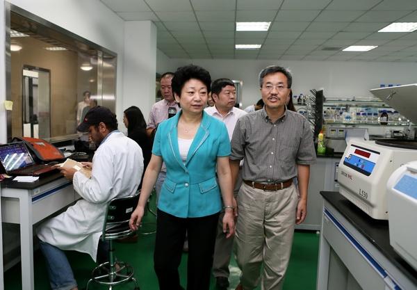 江苏省委常委、无锡市委书记黄莉新来校慰问教师代表