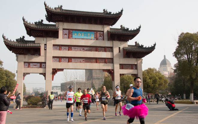 最美丽的校园、最热情的观众、最贴心的服务——2016无锡国际马拉松赛途径我校