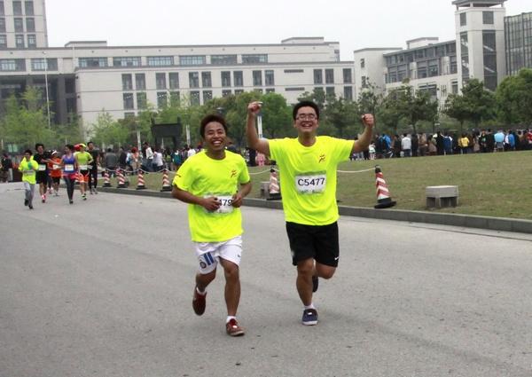 最美丽的校园、最热情的观众、最贴心的服务——2014无锡国际马拉松赛途经我校