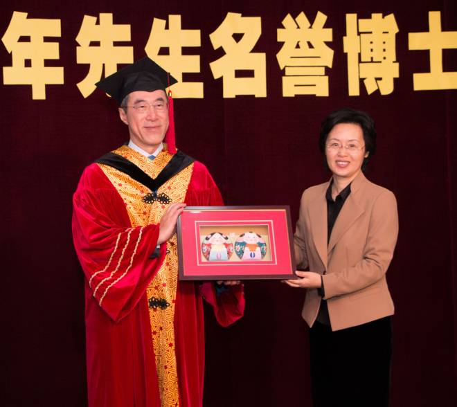 江南大学授予唐英年先生名誉博士学位典礼隆重举行