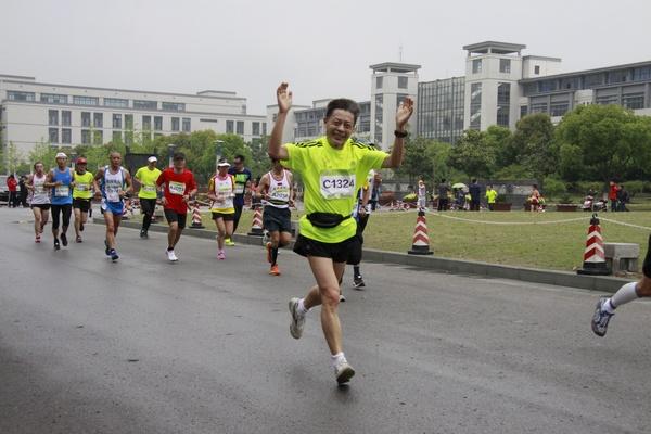 最美丽的校园、最热情的观众、最贴心的服务——2014无锡国际马拉松赛途经我校