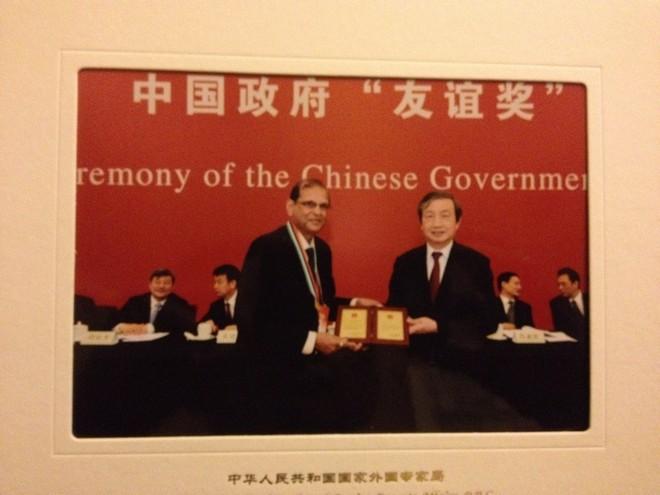 我校荣誉教授艾伦.牟俊达（Arun S. Mujumdar）教授获得2014年中国政府“友谊奖”