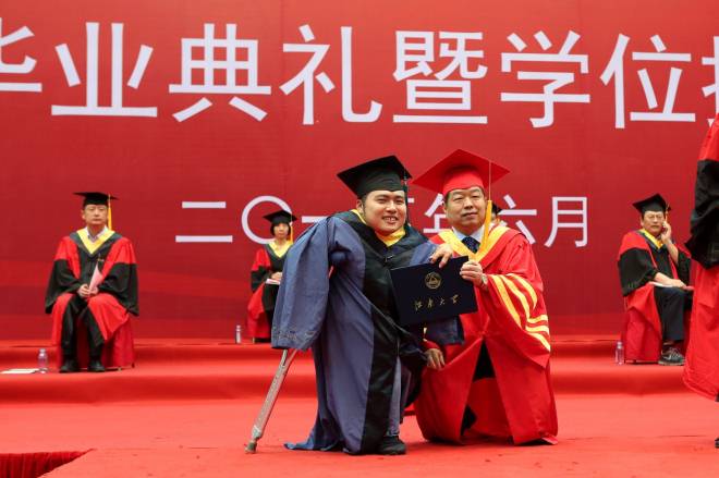 用青春拥抱美好未来——我校隆重举行2015届毕业典礼暨学位授予仪式